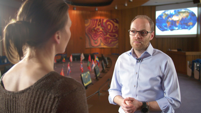 Mark Parrington being interviewed by Helen Czerski for one of the videos featured in the MOOC on atmospheric composition