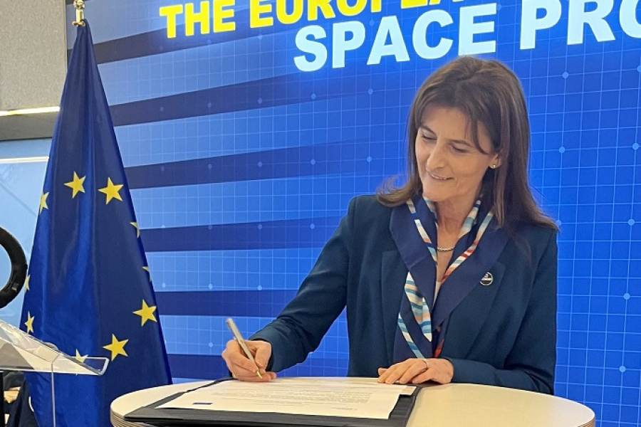 Florence Rabier signing the SEWA agreement