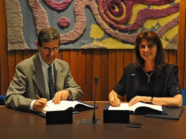 Florence Rabier and Silvio Cau signing high-level data centre agreement Florence Rabier and Silvio Cau signing high-level data centre agreement