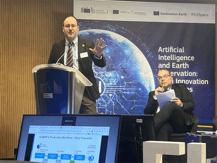 Thiago Quintino presenting behind a lectern